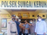 Pj Kades Talang Mandung Serahkan Sepucuk Senpi Rakitan ke Polsek Sungai Keruh