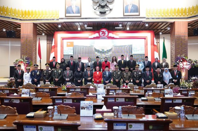 Ketua DPRD Provinsi Sumatera Selatan, Ibu Dr. Hj. R.A. Anita Noeringhati, SH., MH., Bersama Forkopimda, Pimpinan dan Anggota DPRD Prov. Sumsel Mendengarkan Pidato Kenegaraan Presiden Republik Indonesia, Bapak Ir. H. Joko Widodo pada Sidang Tahunan MPR RI dalam Rangka Memperingati HUT Kemerdekaan Republik Indonesia ke-79 secara virtual di Ruang Rapat Paripurna DPRD Prov. Sumsel. _(Jum'at, 16/8/2024)_