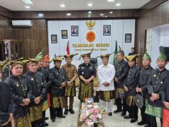 LPA OKU Timur Sematkan Kepodang Adat Komering kepada Kajari, Titip Amanah Keadilan Hukum